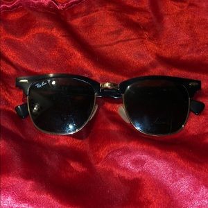 Ray ban sunglasses/ One crack on the left glass